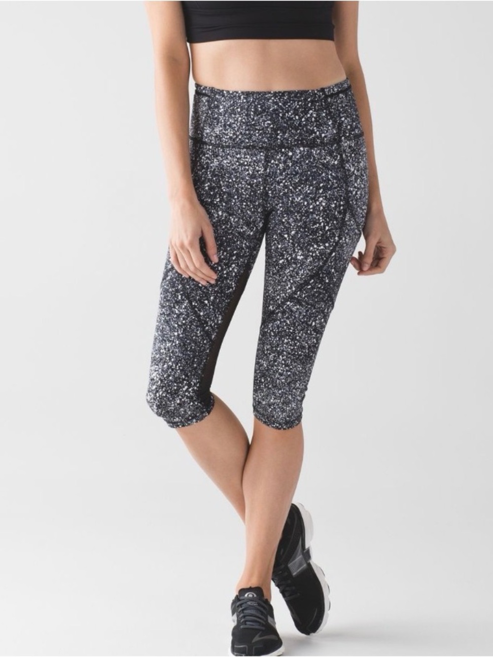 LULULEMON EUC SIZE 10 OUTRUN 17” crop/ Splatter white black